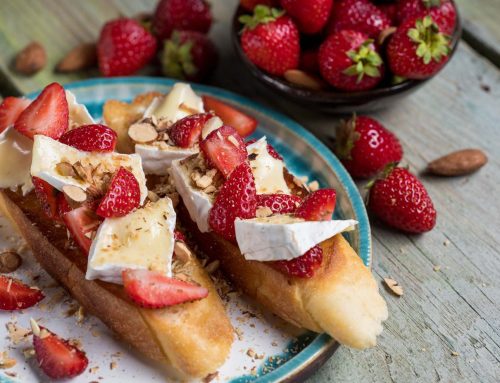Bruselas con fresas con nueces y camembert de queso